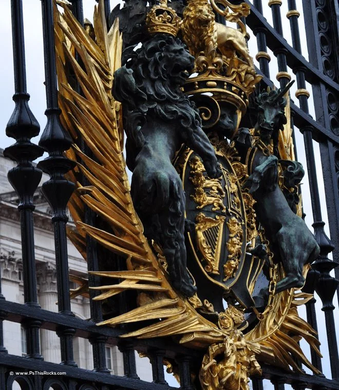 London Must See: Changing Of The Guard Buckingham Palace Safety Tips | England, London, Must See In London, United Kingdom, What To Do In London | Fashion | Christian Dior | Fashion | P.s. This Rocks Travel &Amp; Interior Design Blogs By Christi Tasker A Serial Entrepreneurs Lifestyle Blog Full Of Vacation Ideas, Home Design Inspiration, Art, Recipes, Parenting Tips, Over 40S Fashion Inspiration Stroll Around Buckingham Palace